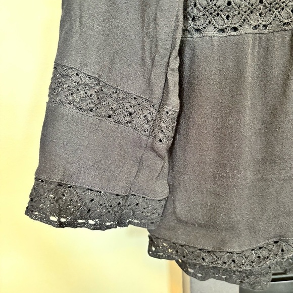 🎻 J. Crew Point Sur Black Ruffled Blouse with Lace Details - size 6​​ - Picture 3 of 9
